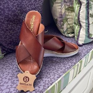 Bertuchi leather sandals NWT